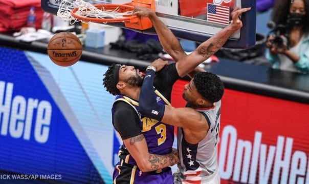 hth官网-惨遭八村垒血腥隔扣！浓眉末节打5号位强行挽尊