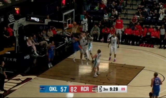 hth在线官网-小杨血帽昔日的16号秀！杨瀚森血帽扎伊尔·史密斯的扣篮！